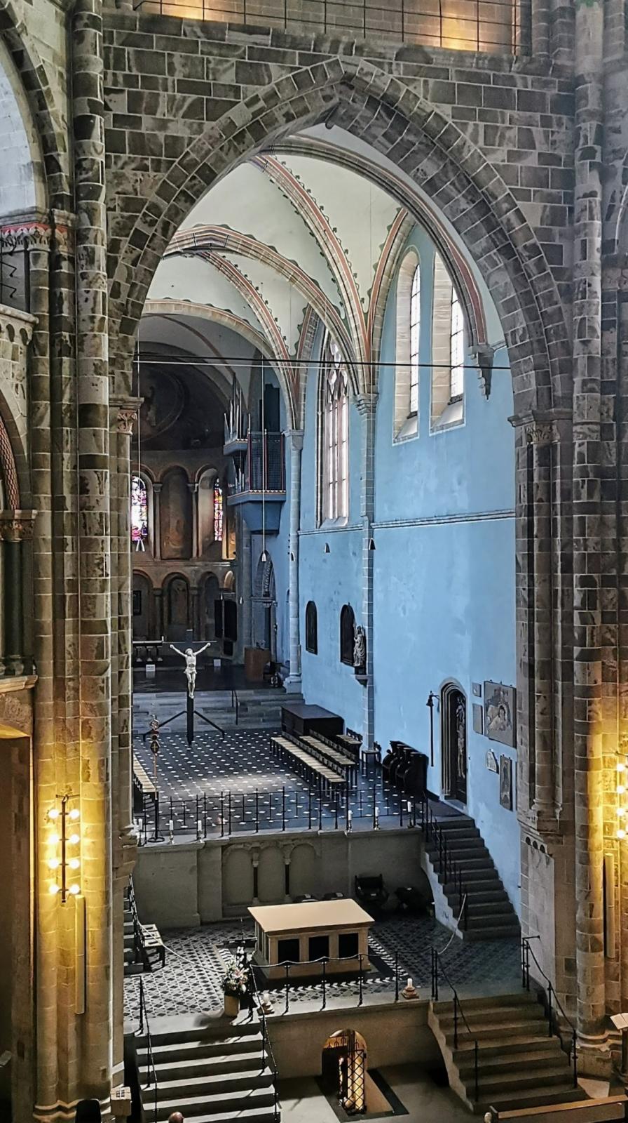 Blick zum erhöhten Chor von St. Gereon in Köln