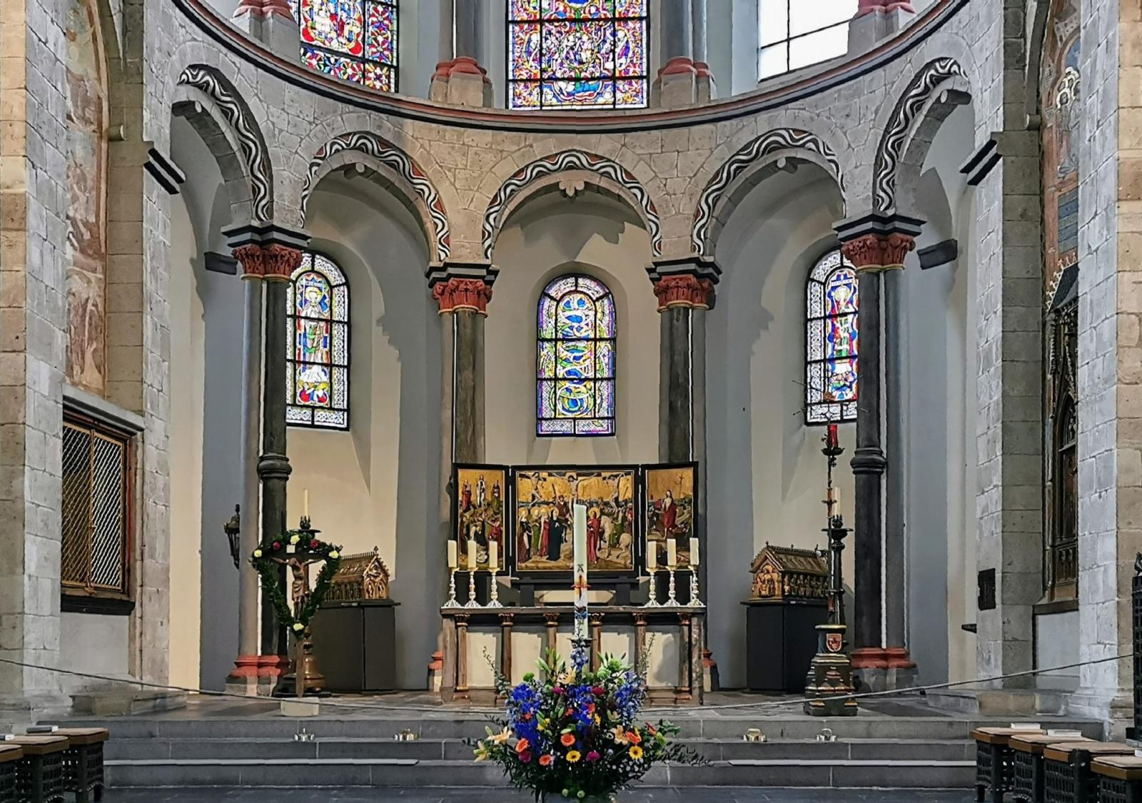 Innenansicht Chor mit Altar