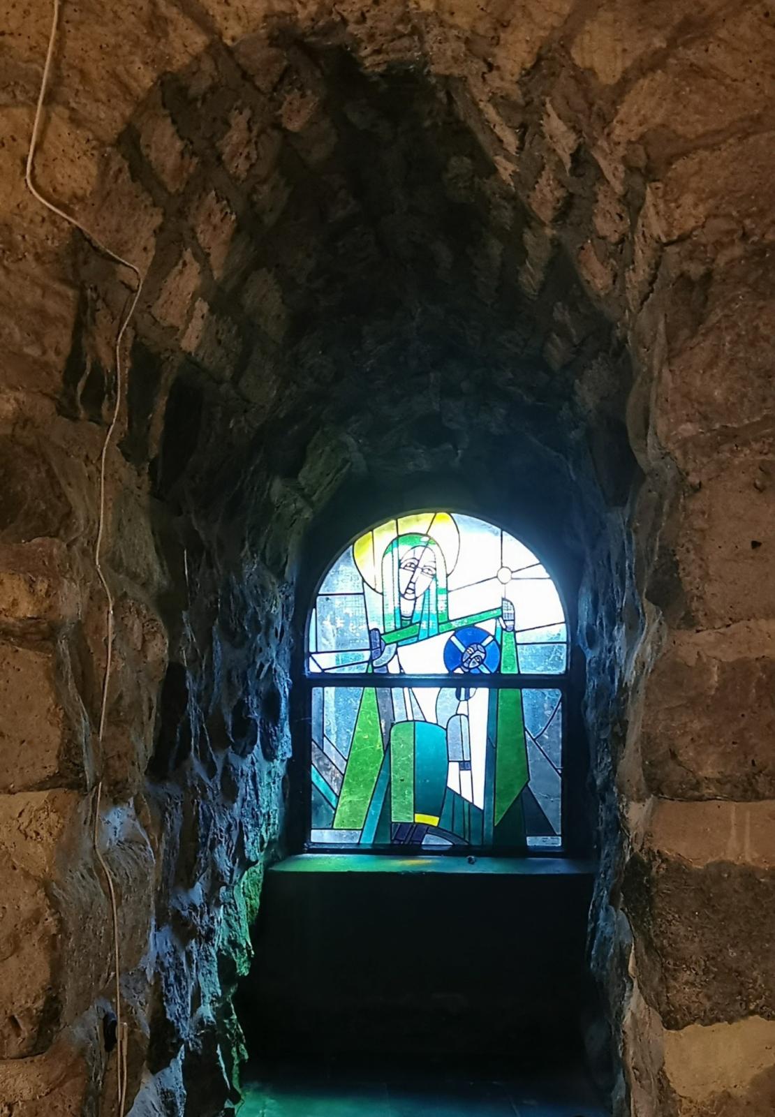Glasfenster in der Krypta