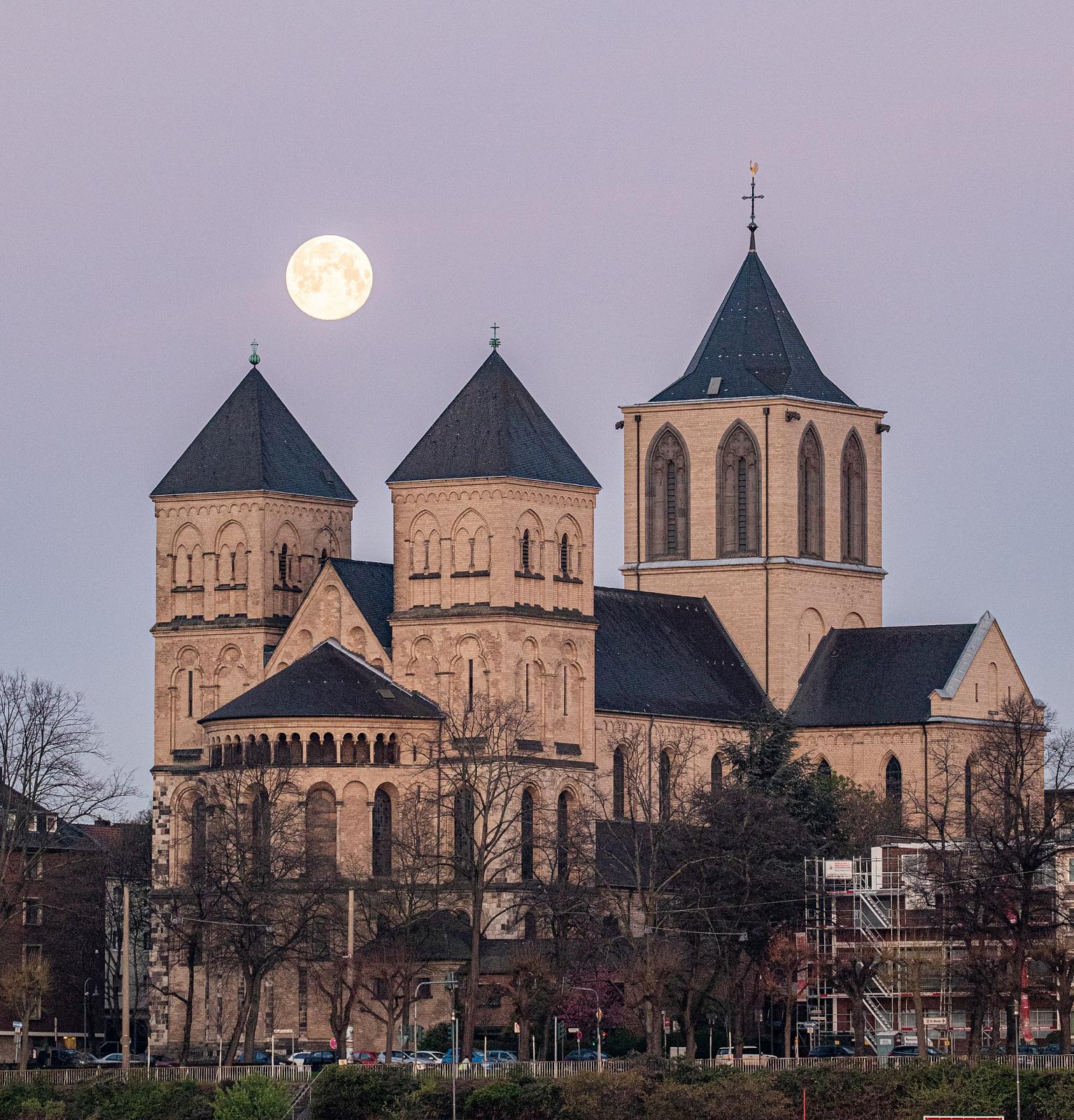 St. Kunibert in der Dämmerung, Nordostansicht