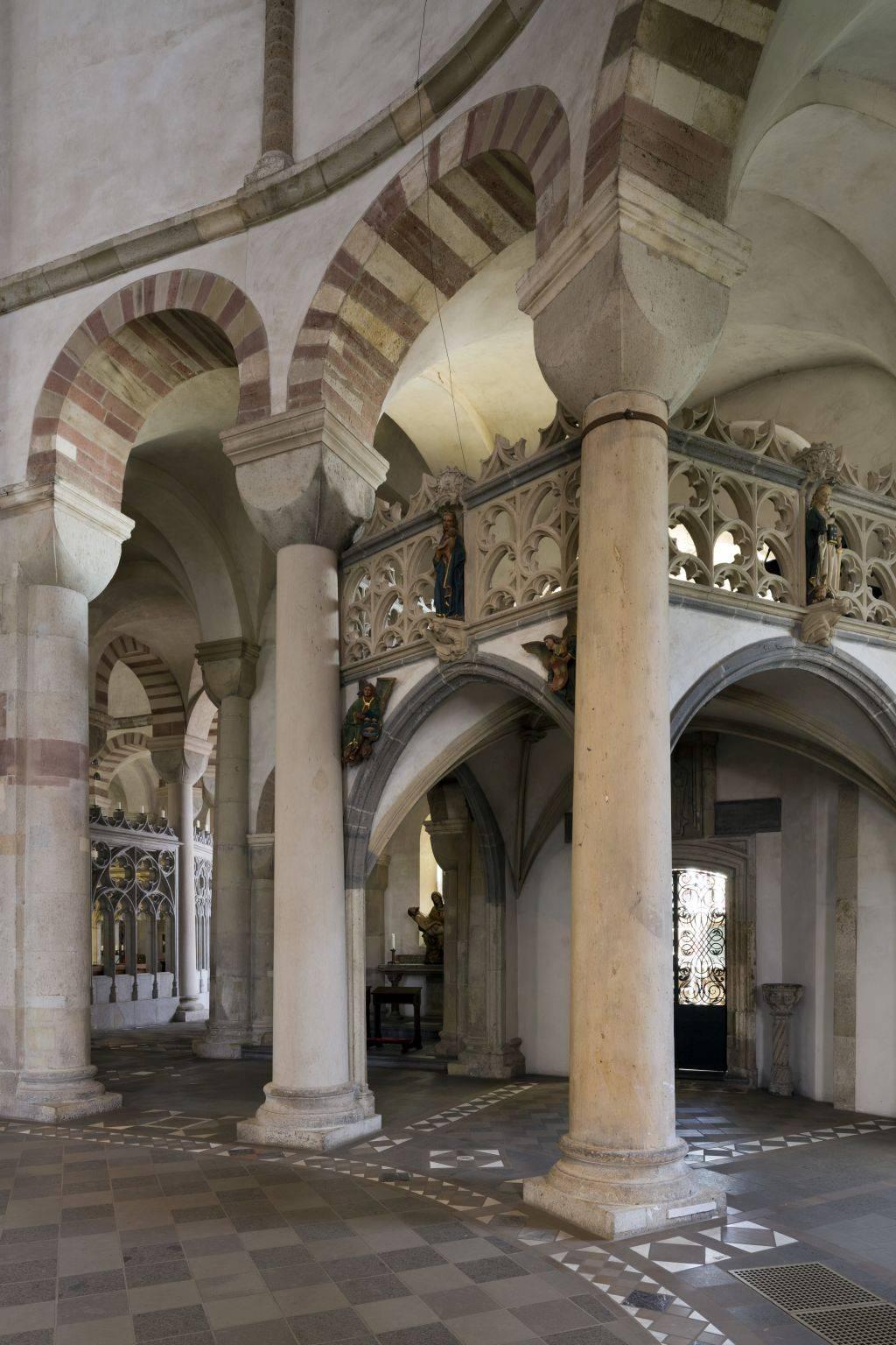 Südkonche mit gotischer Empore vor der Hardenrathkapelle