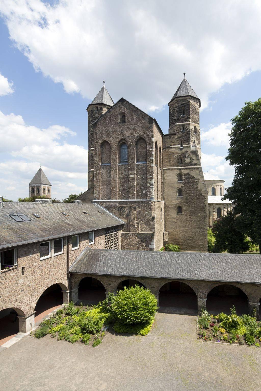 Blick von Westen auf Kreuzgang und Westfassade