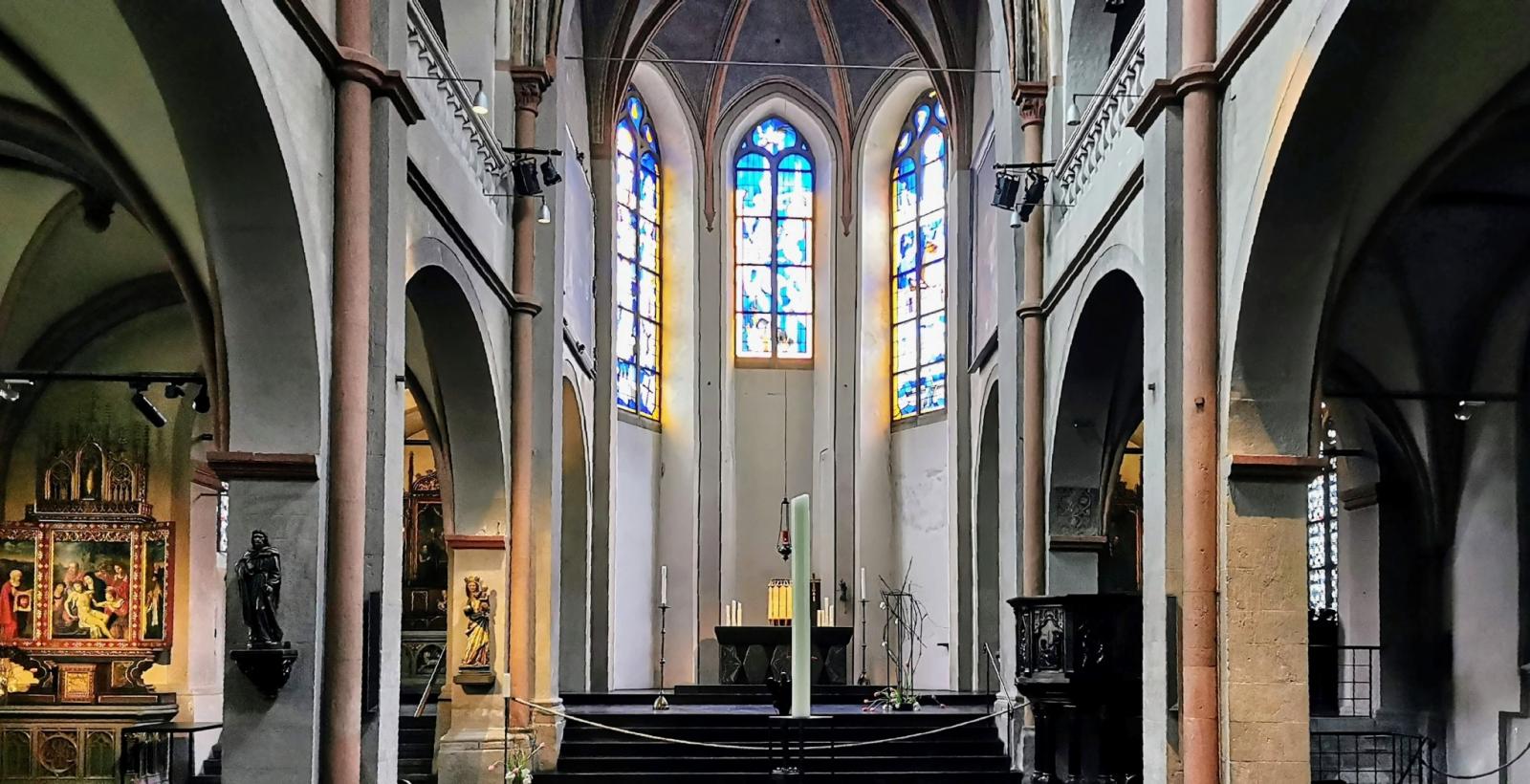 Blick zum erhöhten Chor von St. Maria Lyskirchen Köln