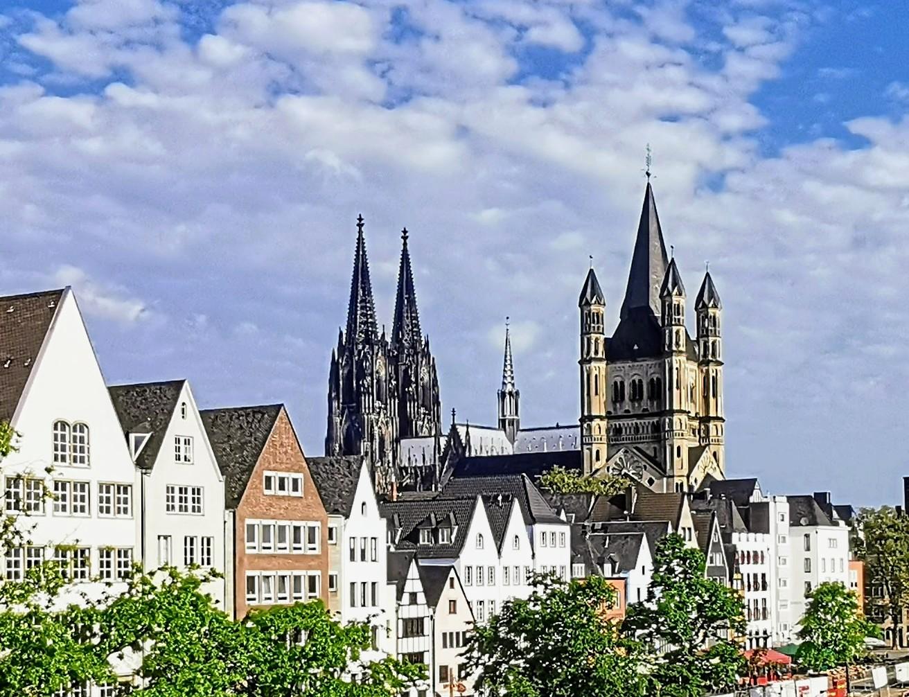 Groß St. Martin neben dem Kölner Dom, Ansicht vom Rheinufer