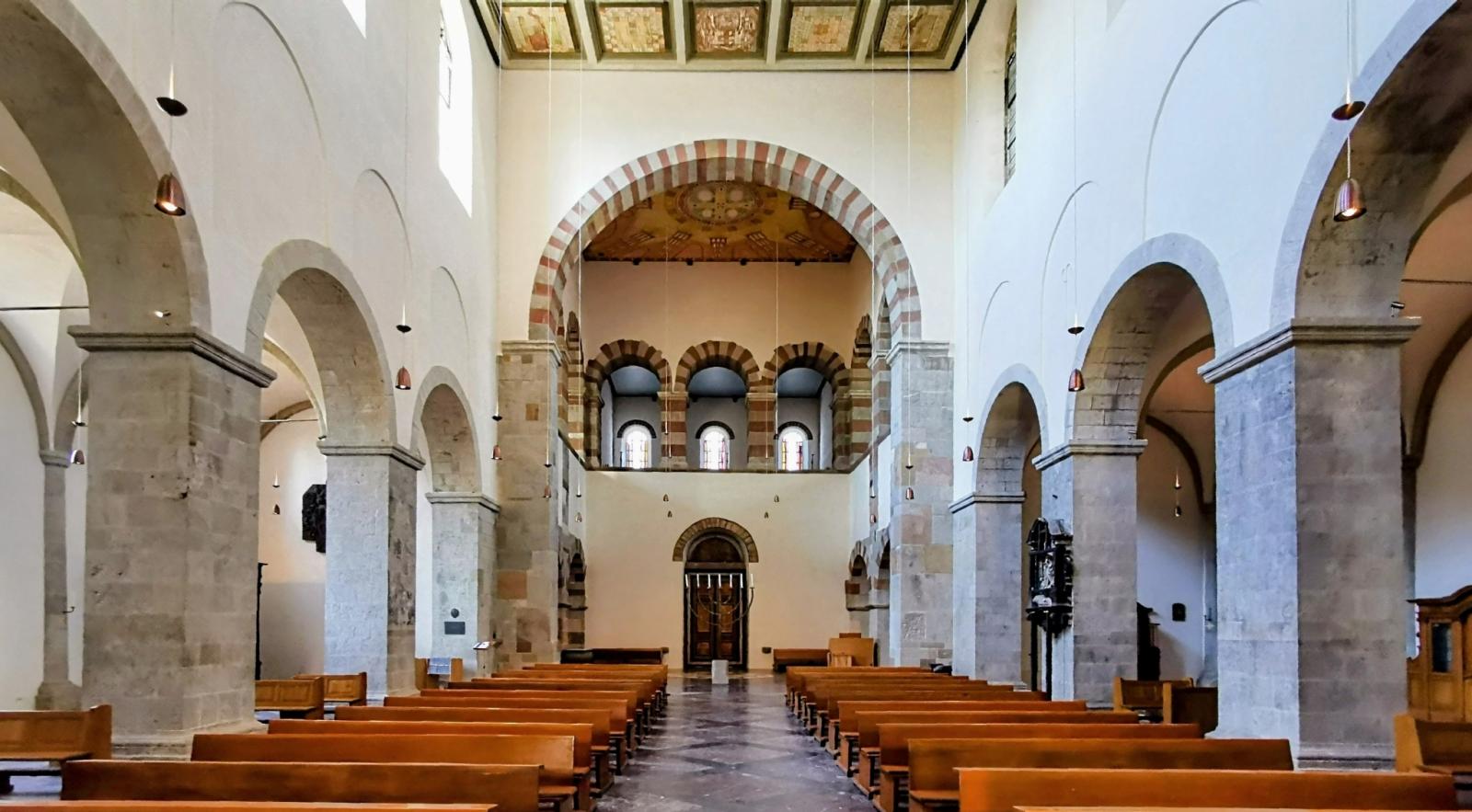Innenansicht St. Pantaleon mit Blick nach Westen