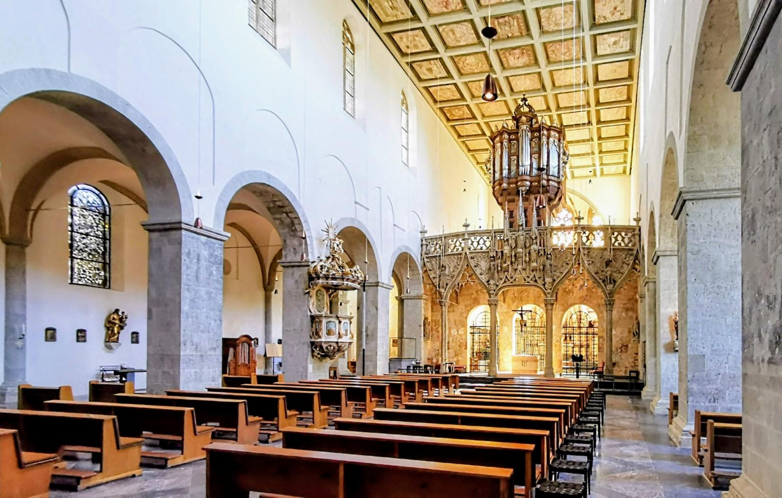 Blick in den Kircheninnenraum von St. Pantaleon