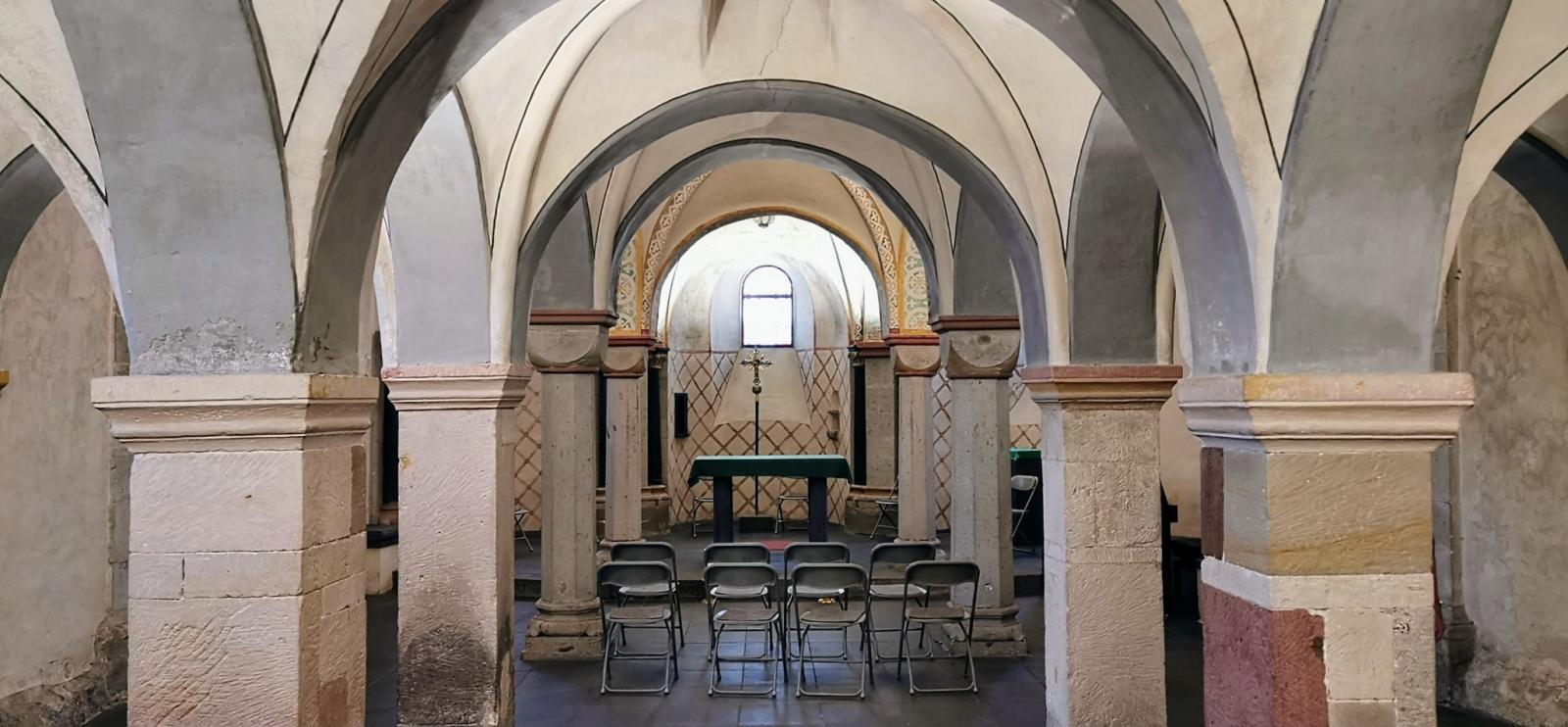 Blick in die dreischiffige Hallenkrypta von St. Severin