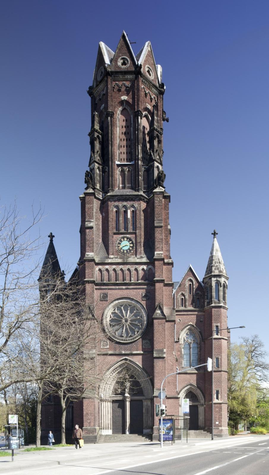Westfassade von St. Josef in Aachen
