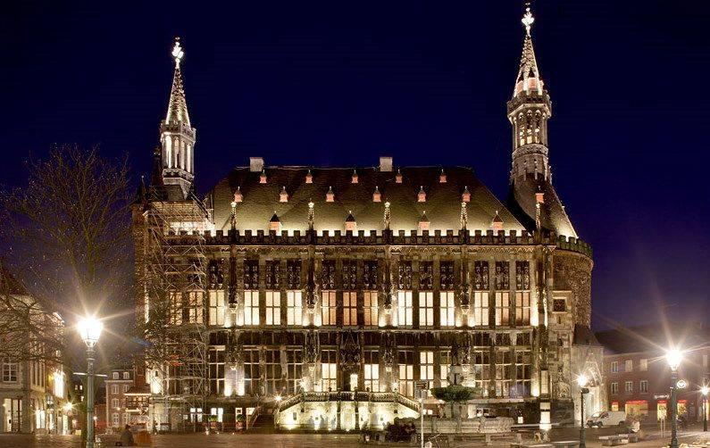 Nordfassade in der Dämmerung