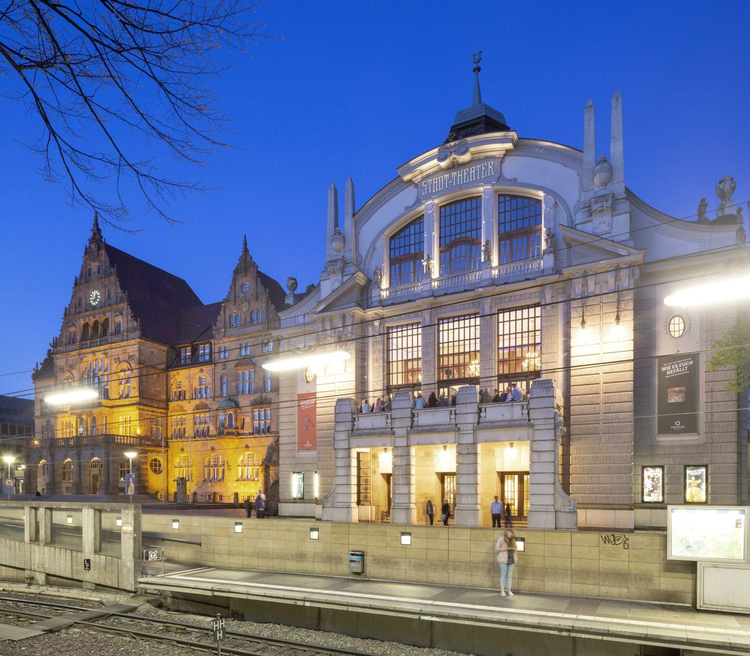 Stadttheater Bielefeld und Altes Rathaus bei Nacht