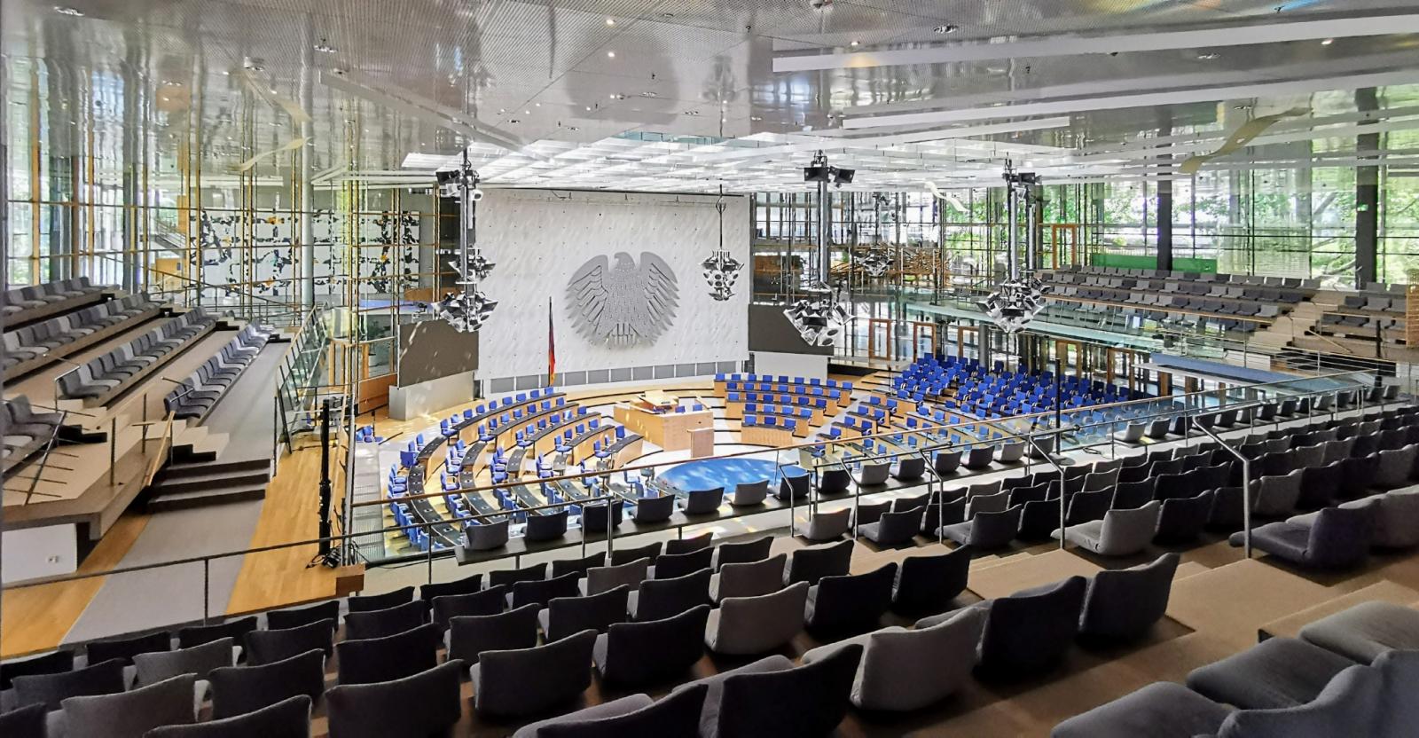 Blick in den Plenarsaal mit Zuschauerrängen