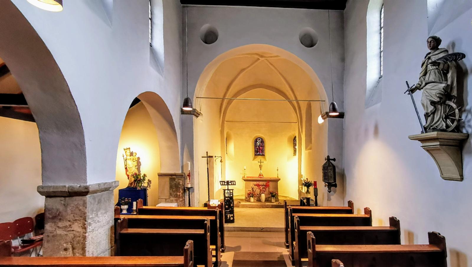 Blick zum Chor und Altar