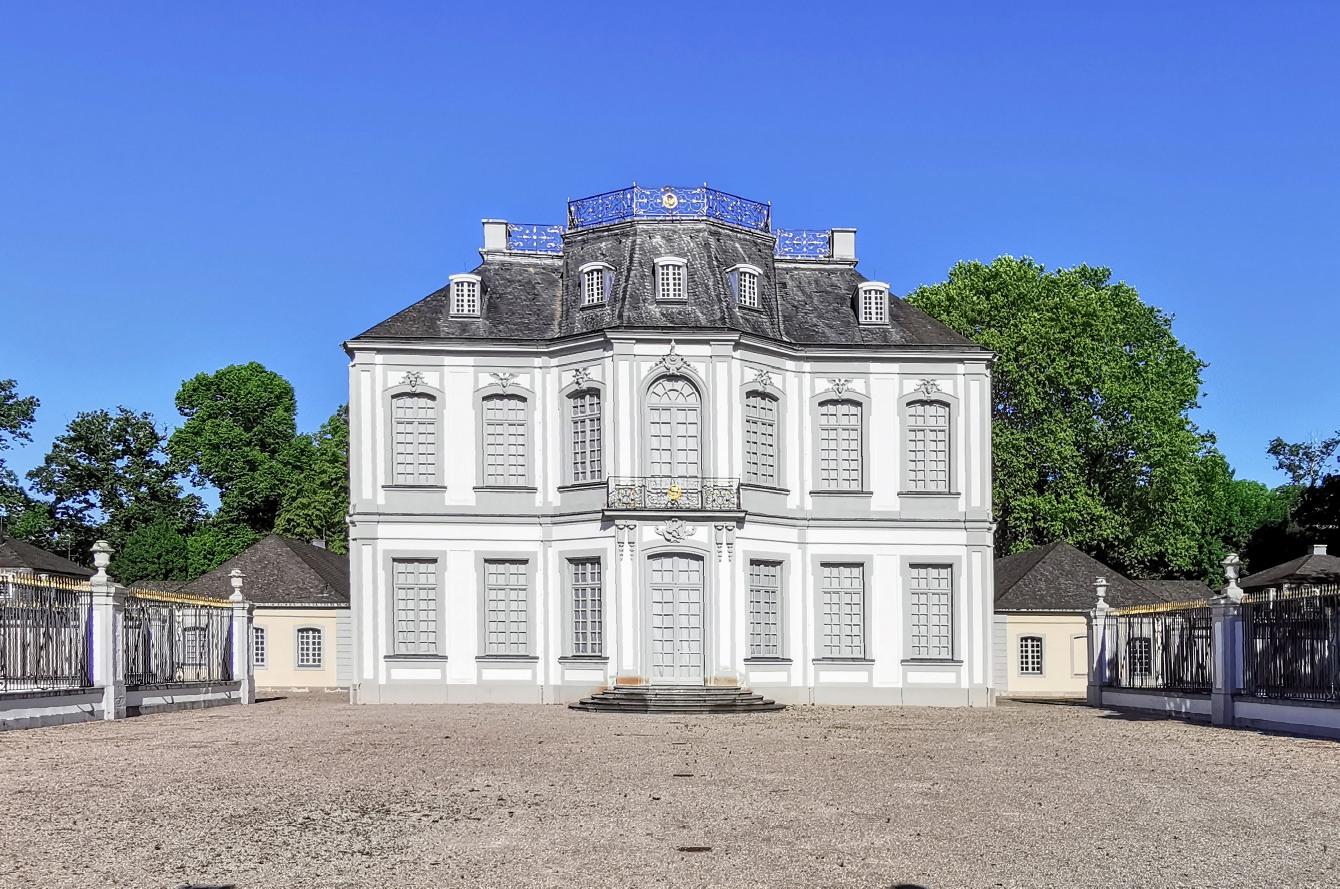Jagdschloss Falkenlust, Ostansicht