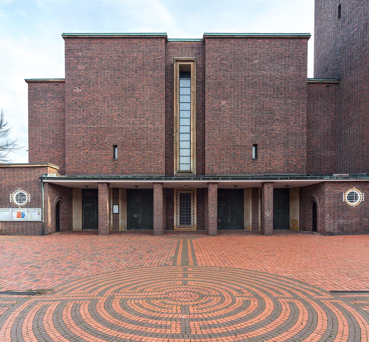 Münster, Heilig-Geist-Kirche, Haupteingang mit Vorplatz