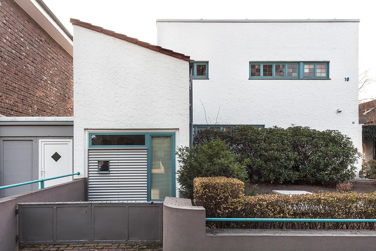 Münster, Max-Winkelmann-Str. 10, Straßenfassade und gewölbte Einfassungsmauer zur Garage