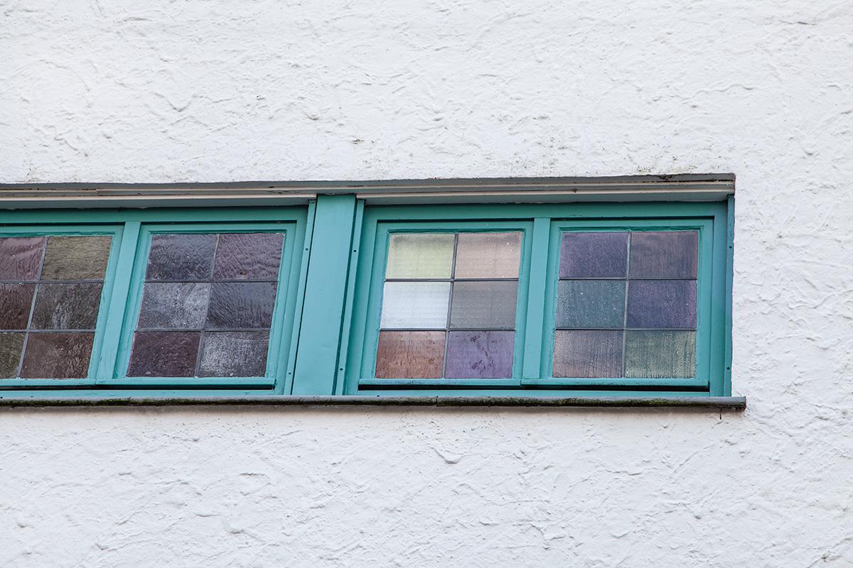 Münster, Max-Winkelmann-Str. 10, Detail eines Fensters mit Buntverglasung