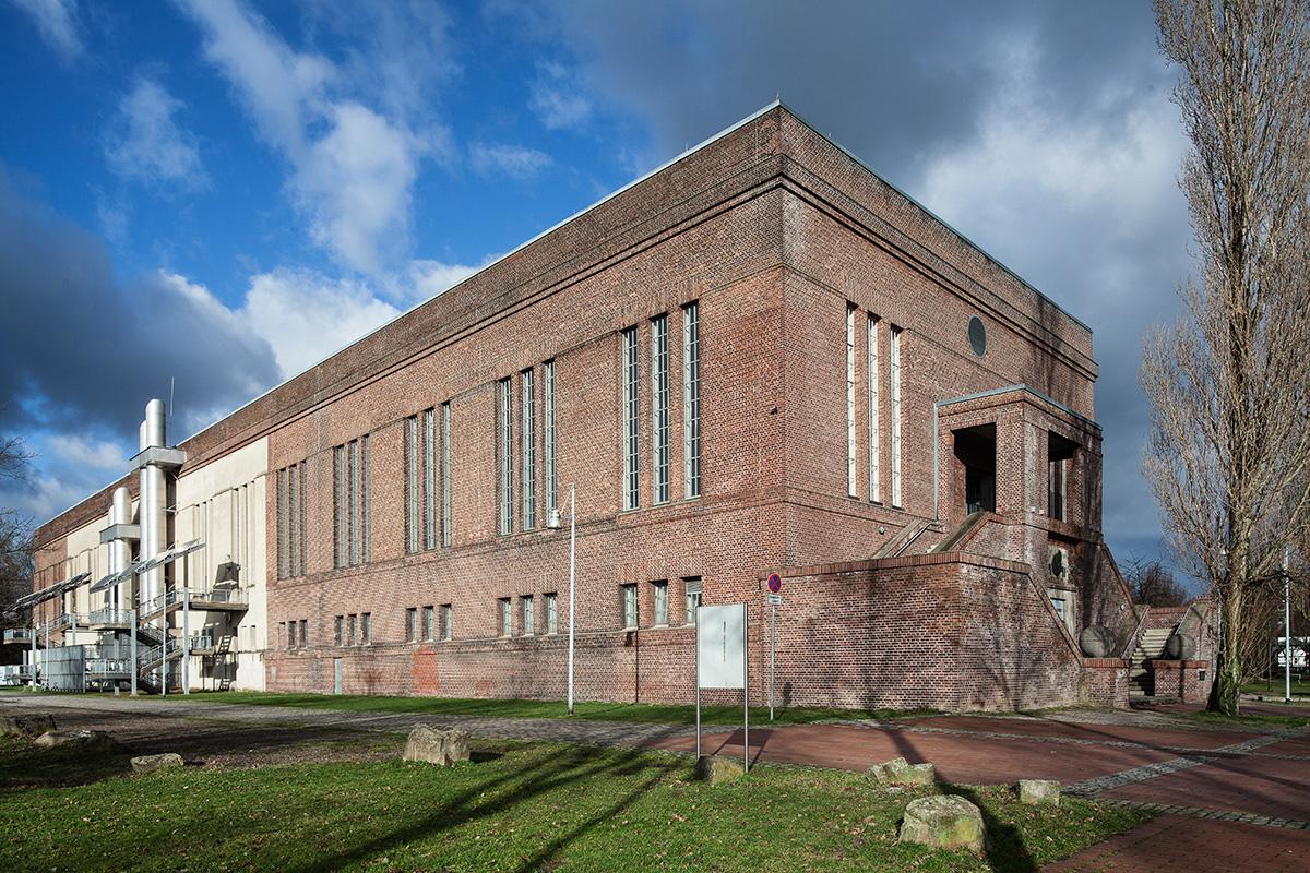 Hamm, Machinenhalle der Zeche Sachsen, Seitenansicht des Haupteingangs mit linker Seitenfassade