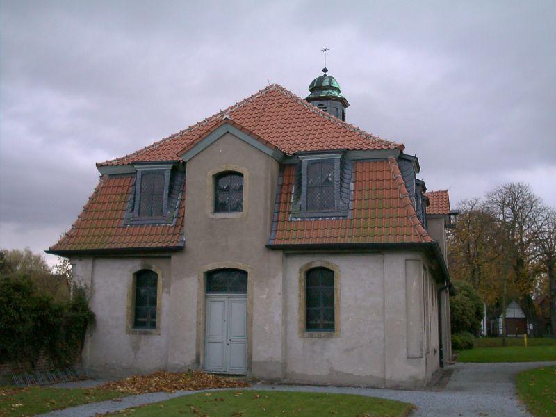 Wirtschaftsgebäude mit integrierter Kapelle
