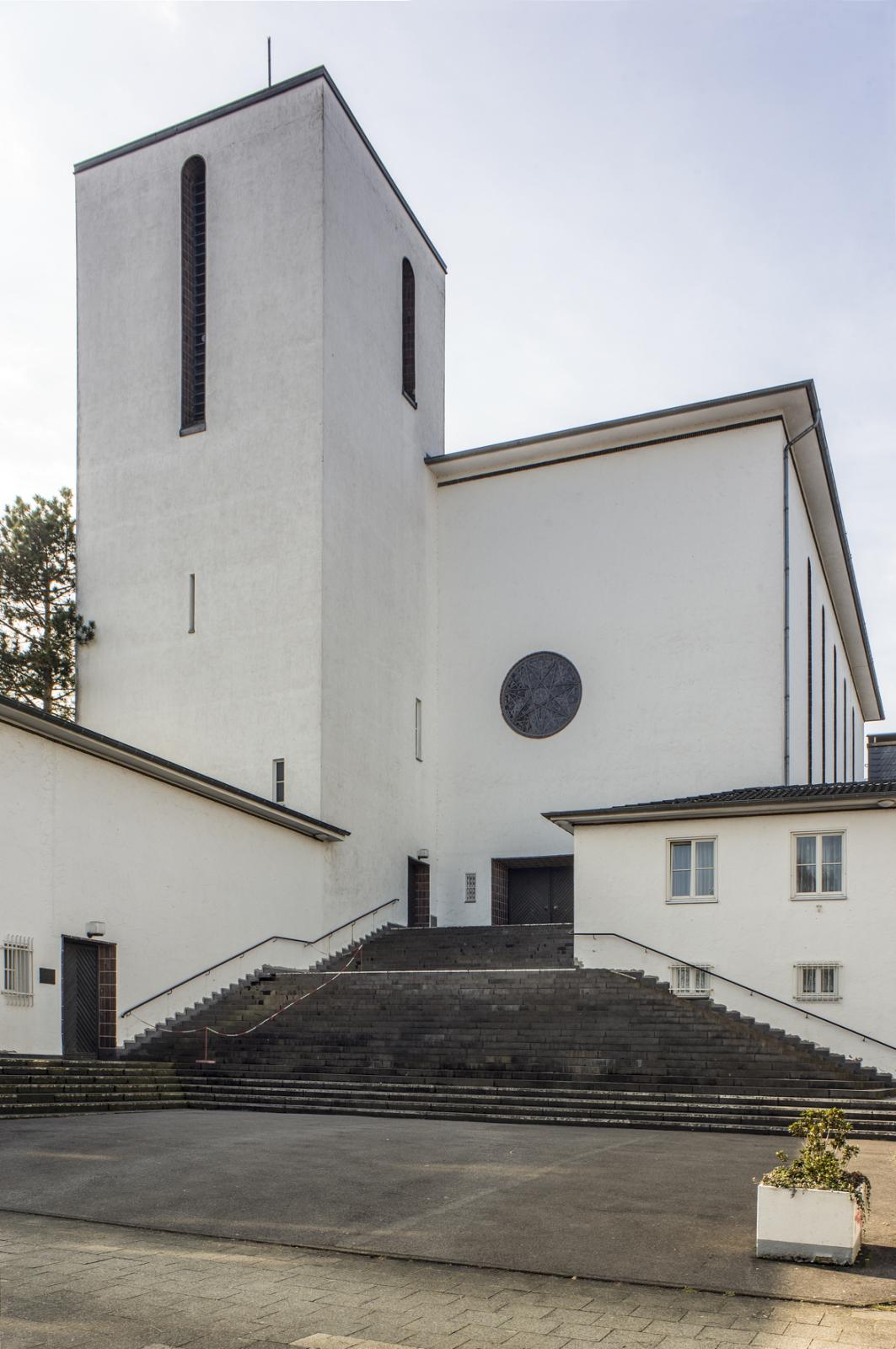 katholische Kirche Heiliggeist Aachen, Eingangsbereich mit breiter Freitreppe