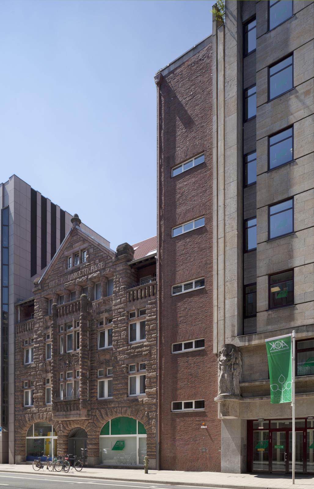 Altbau und Neubau der Allgemeinen Ortskrankenkasse, Straßenperspektive