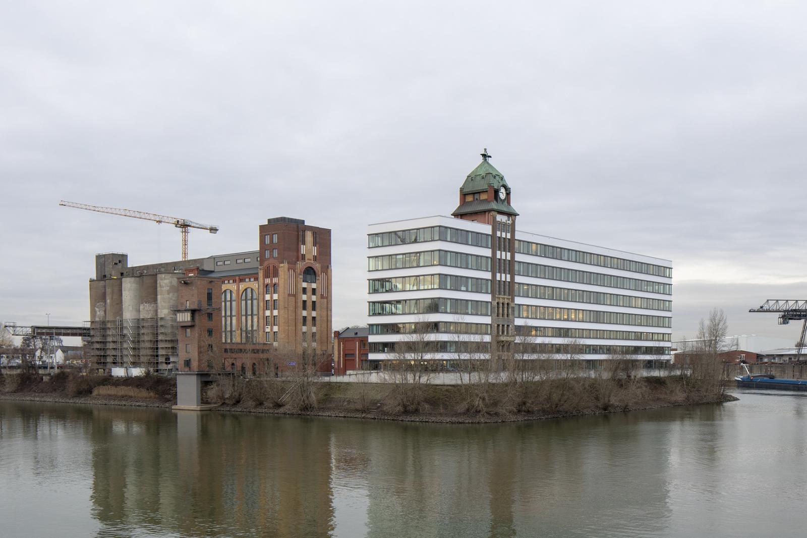Plange Mühle mit Silos und Bürogebäude