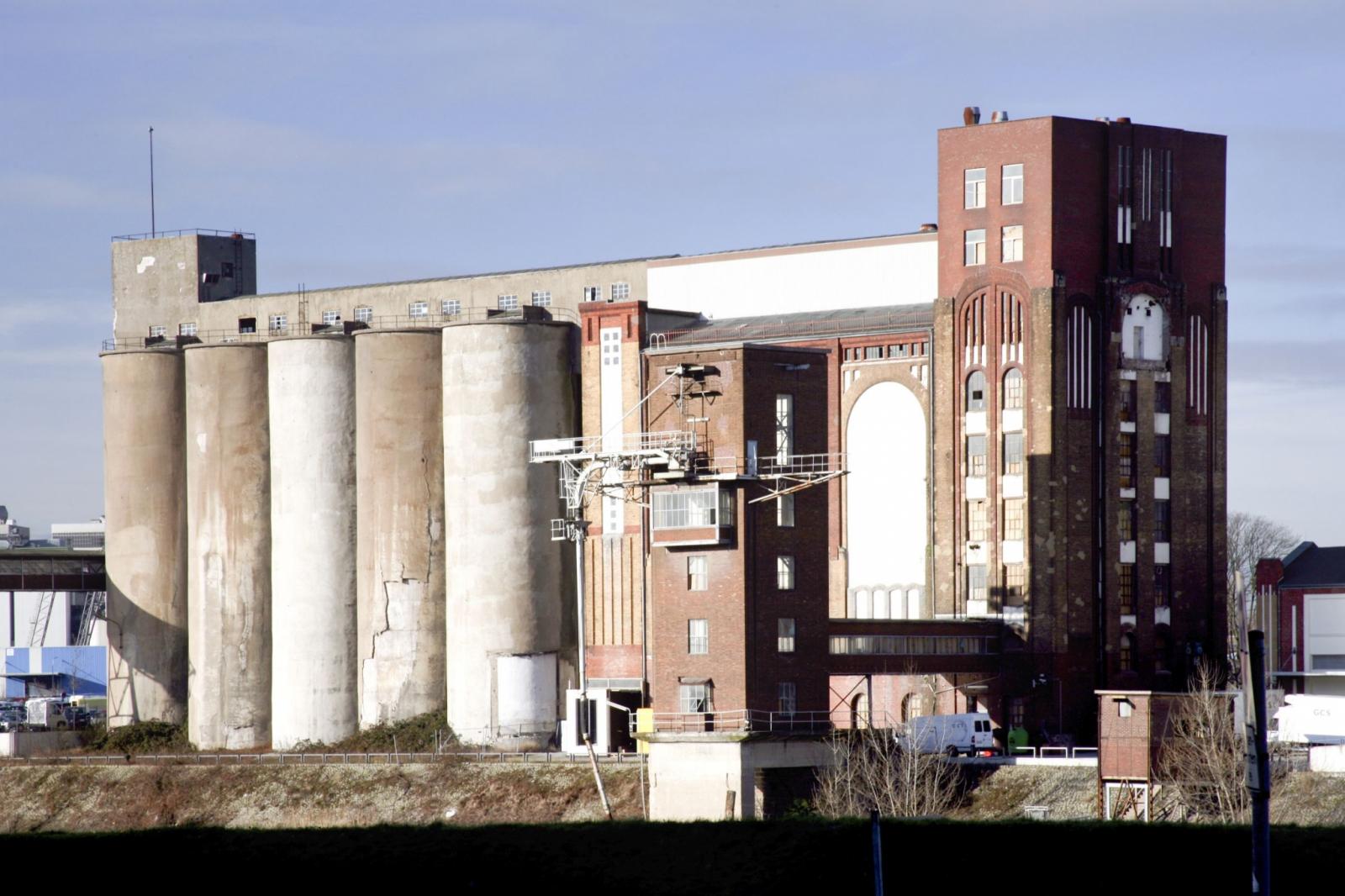 Betonsilos Plange Mühle (links)