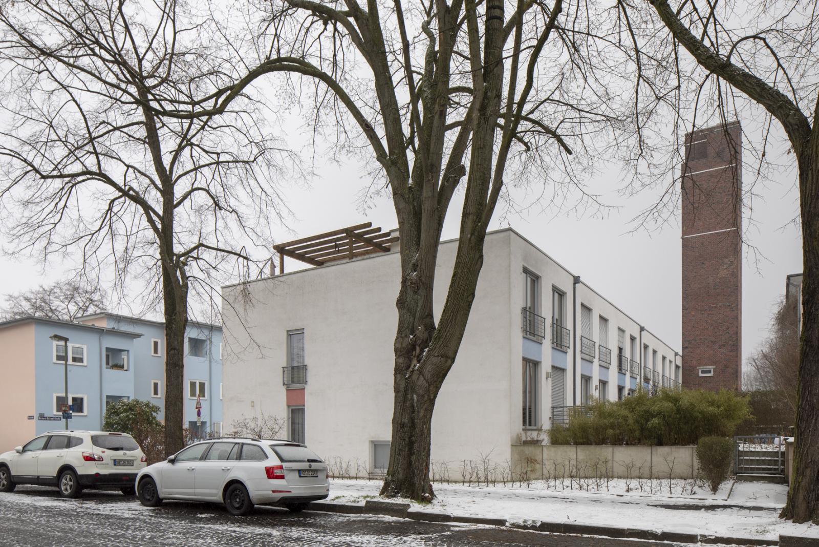 Häuser der Einschonsteinsiedlung mit dem Schornstein des abgerissenen Zentralgebäudes im Hintergrund