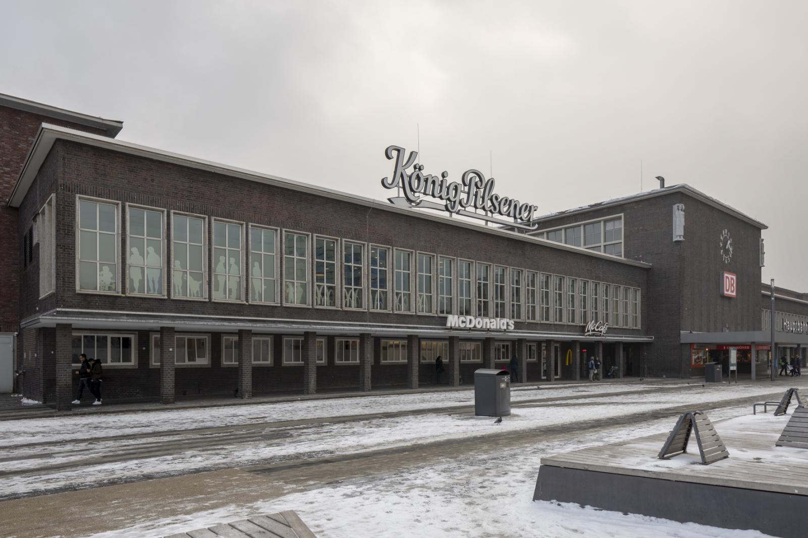 Fassade des Duisburger Bahnhofsgebäudes am Portsmouthplatz