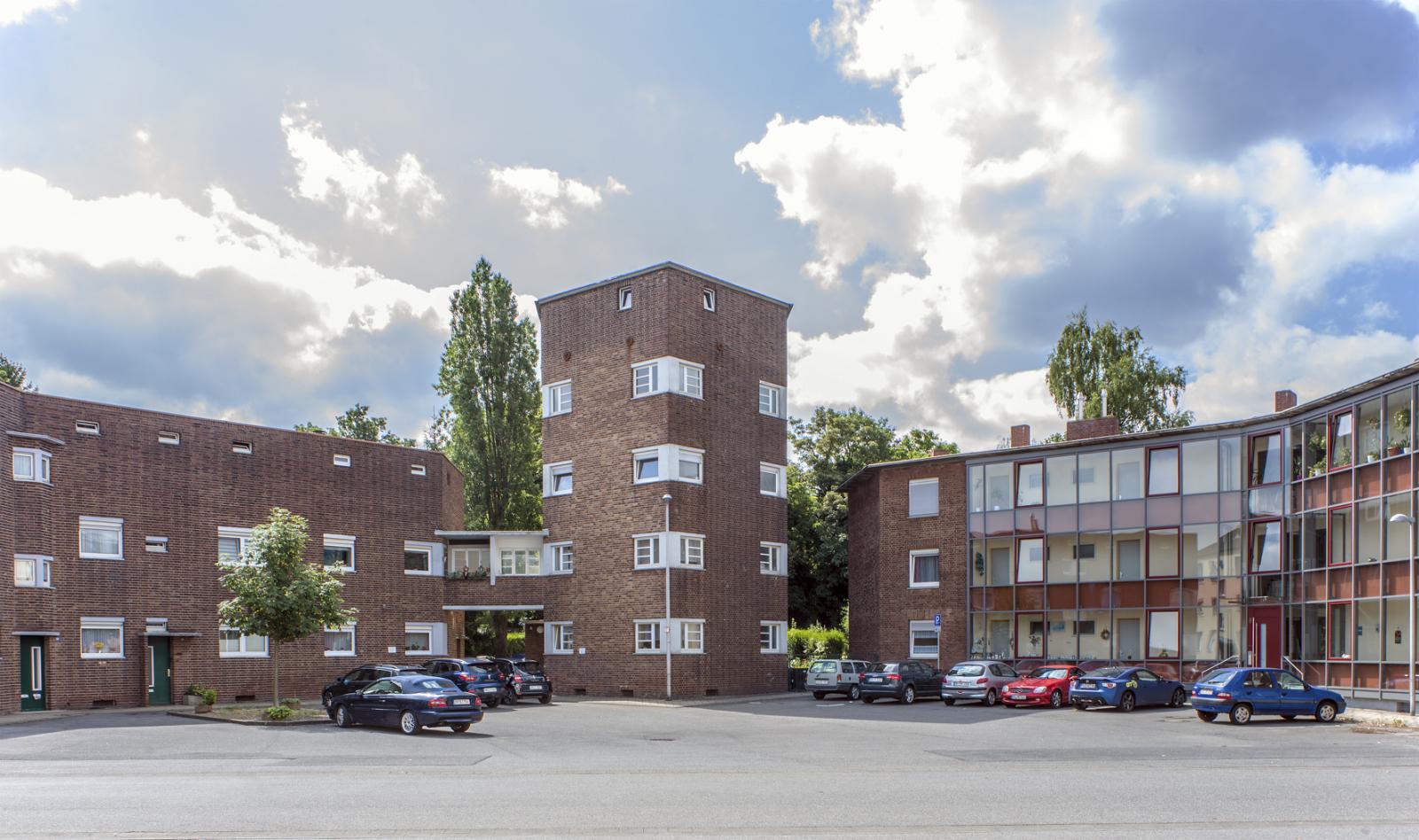 turmartiges Etagenwohnhaus in der Siedlung Grüngürtel