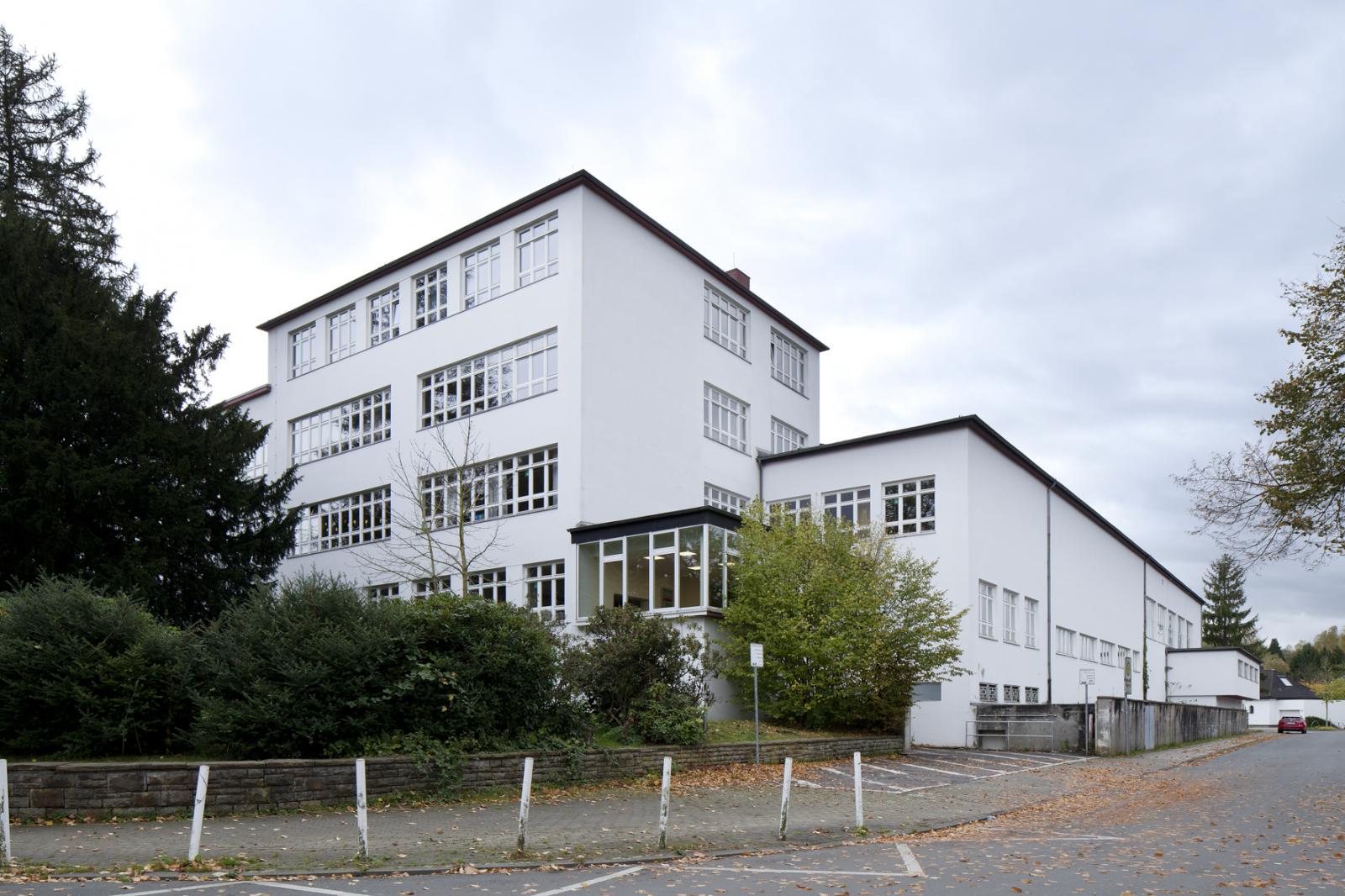 Außenansicht Schulgebäude des Grashof-Gymnasiums