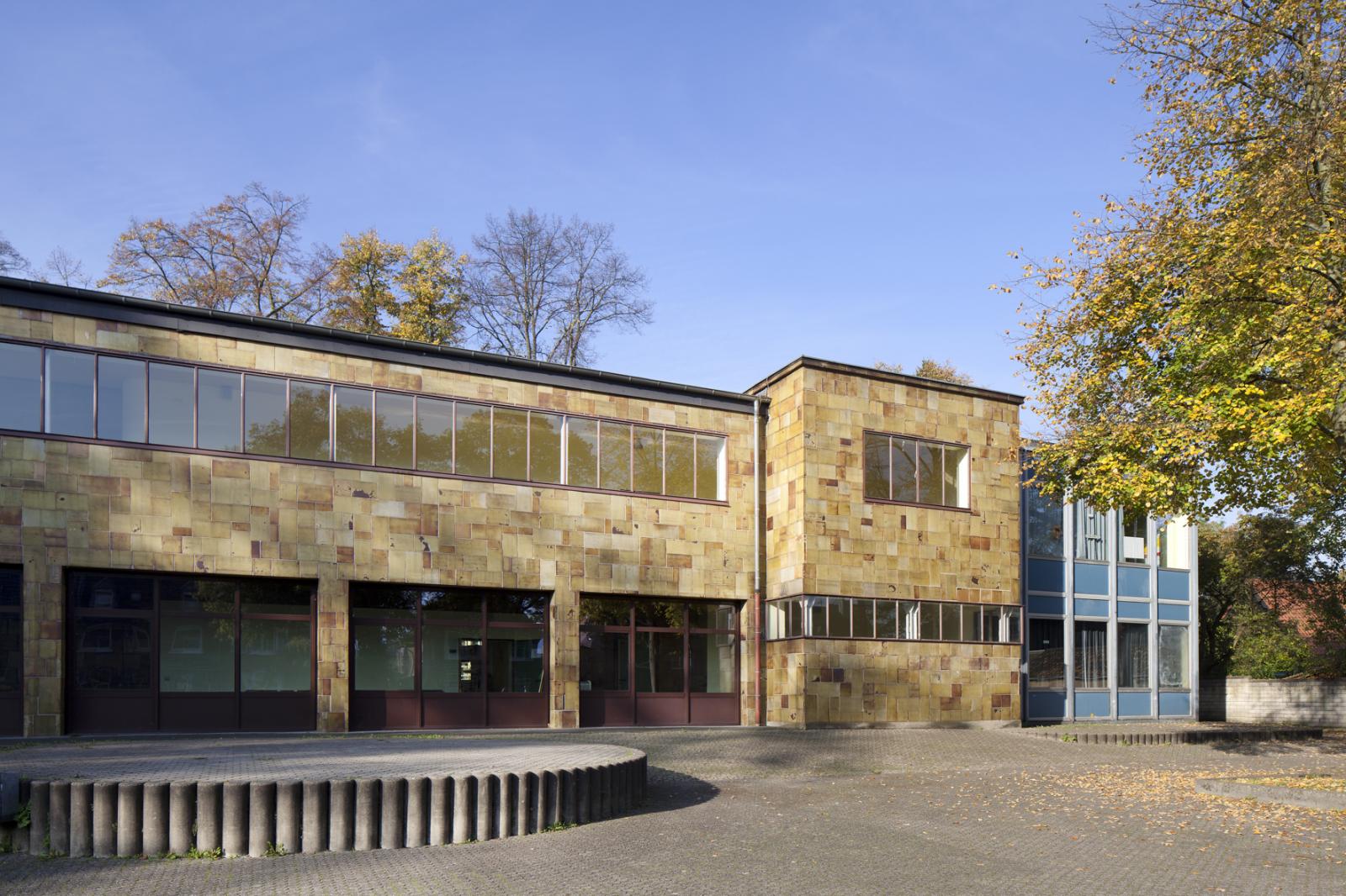 Fassade der Lindenschule mit Keramikspaltplatten