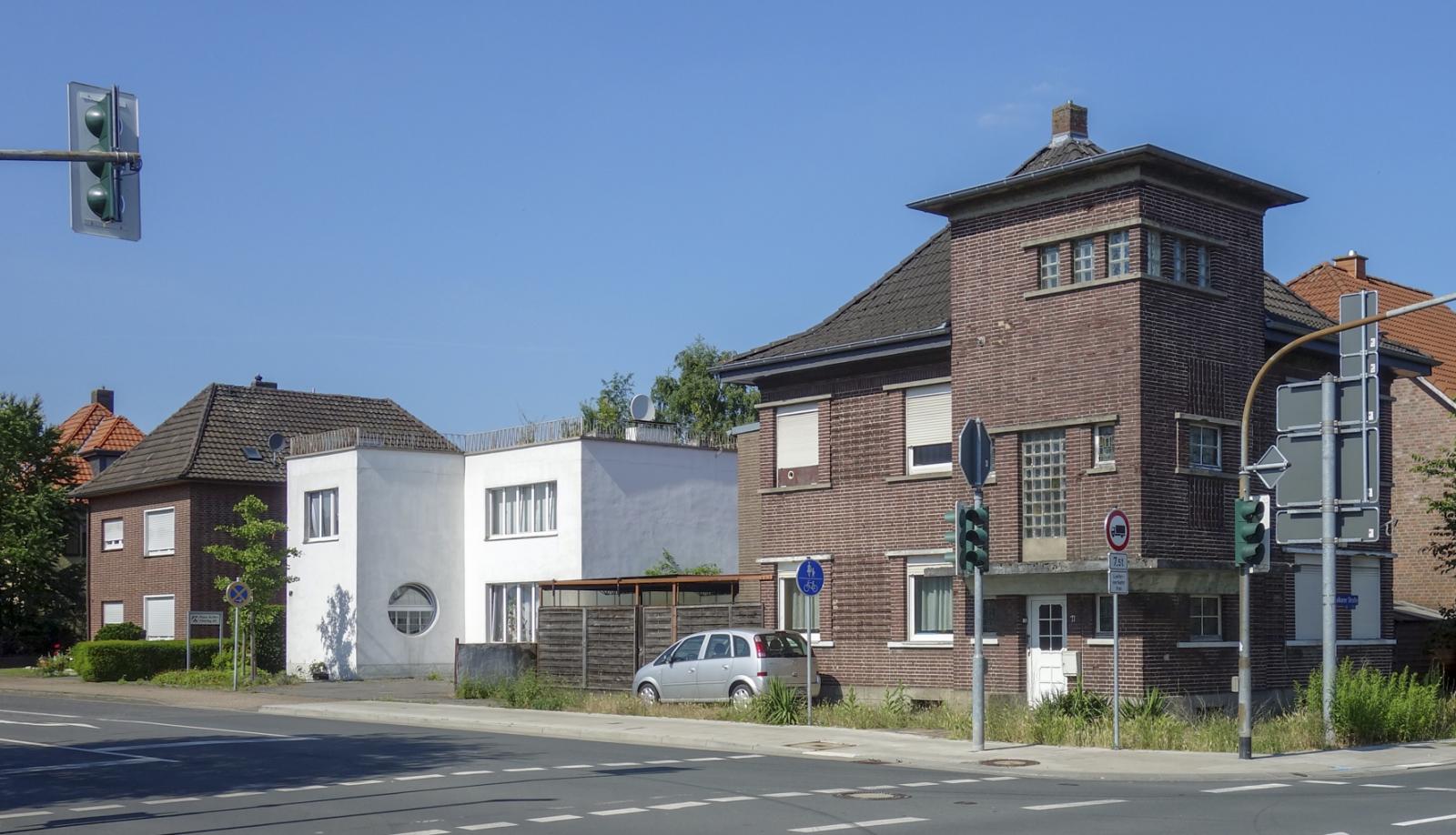 Haus Wetter mit benachbarter konventioneller Backsteinbebauung