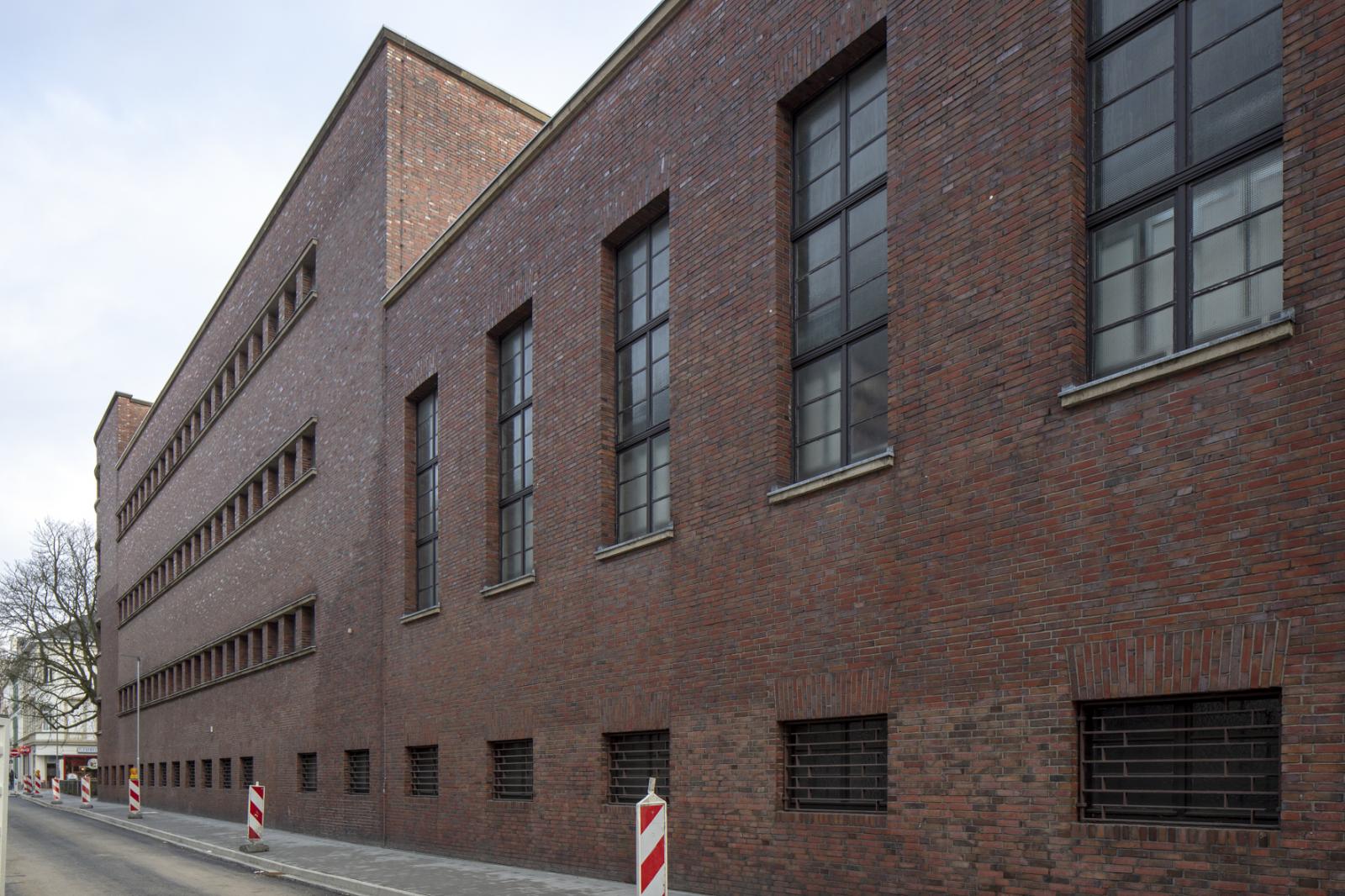 Seitenansicht des Erweiterungsbaus des Quirinus-Gymnasiums auf der Kanalstraße 