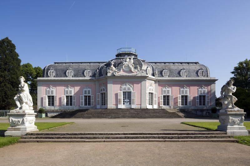 Gartenseite mit Terrasse