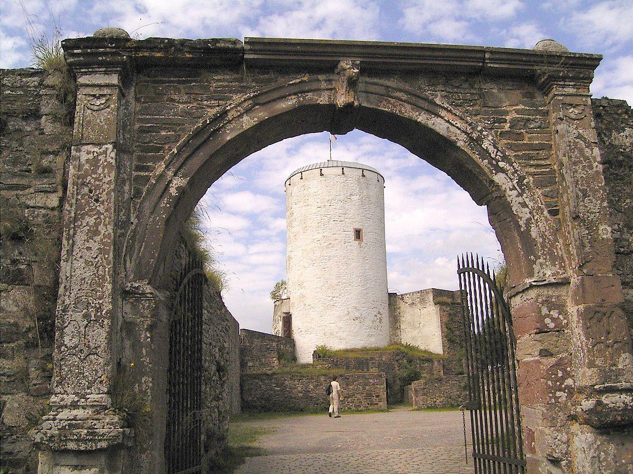 Blick zum Bergfried durch das Burgtor