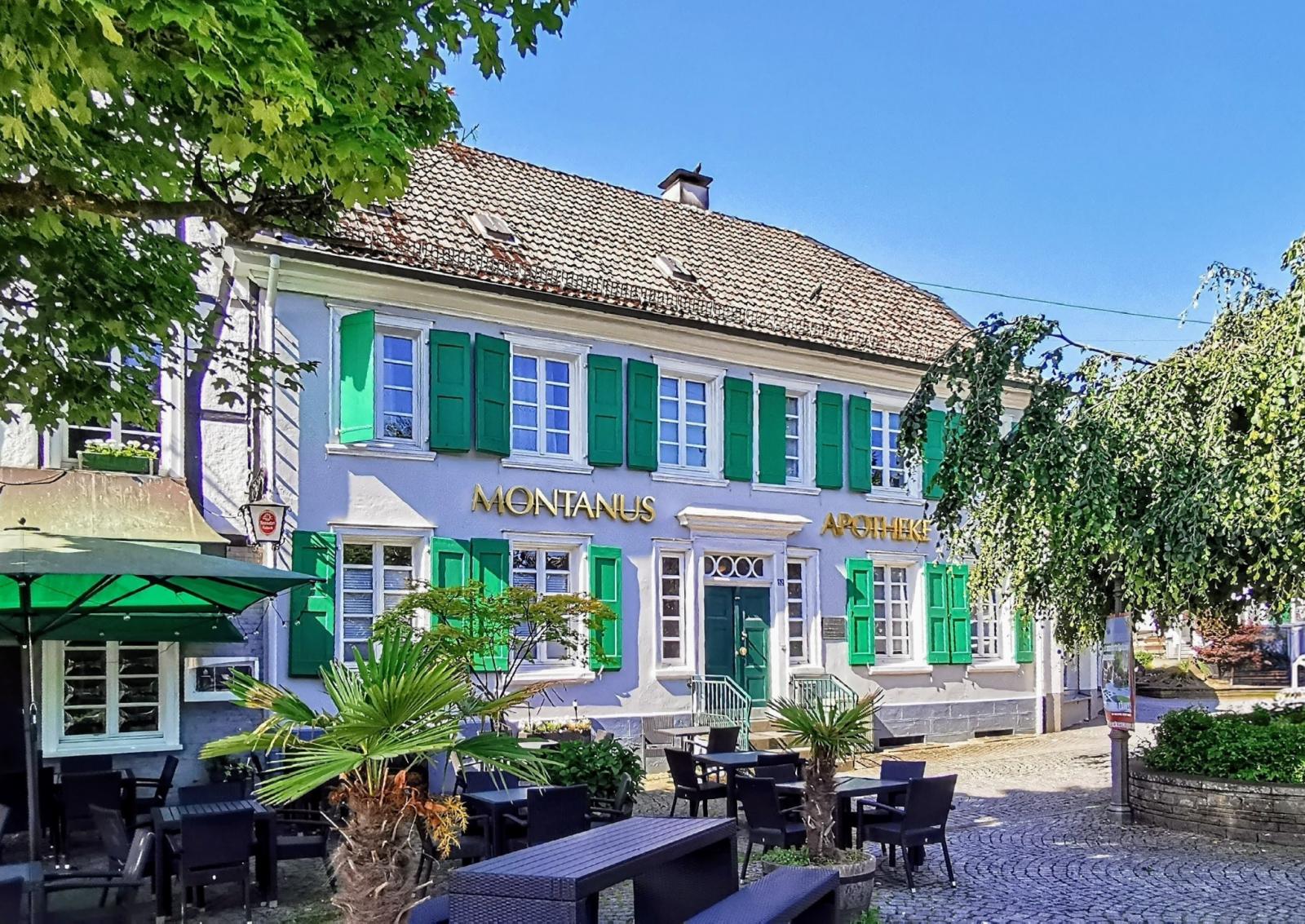 Wilhelmsplatz mit Montanus Apotheke (ehem. Wohnhaus des Dichters Wilhelm von Zuckamaglio)