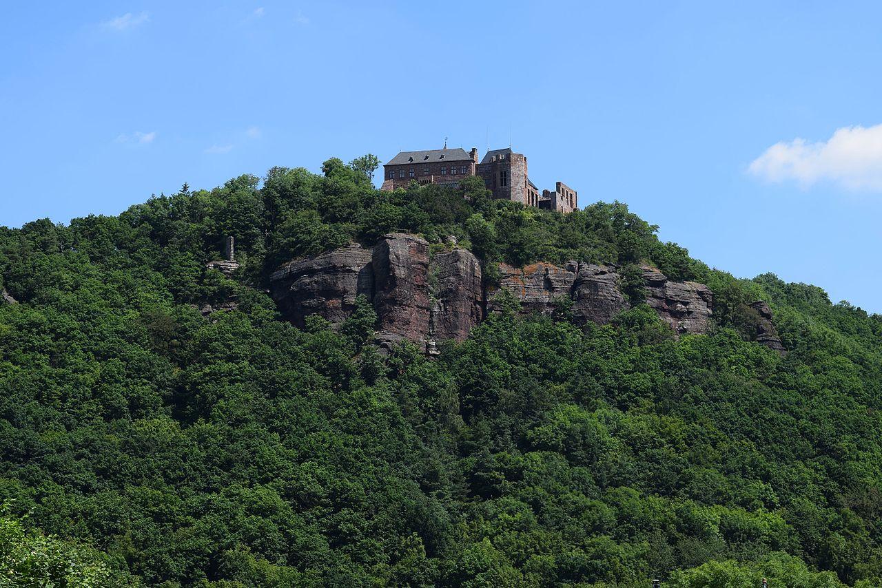 Blick vom Fuß des Bergs hoch zur Burg Nideggen
