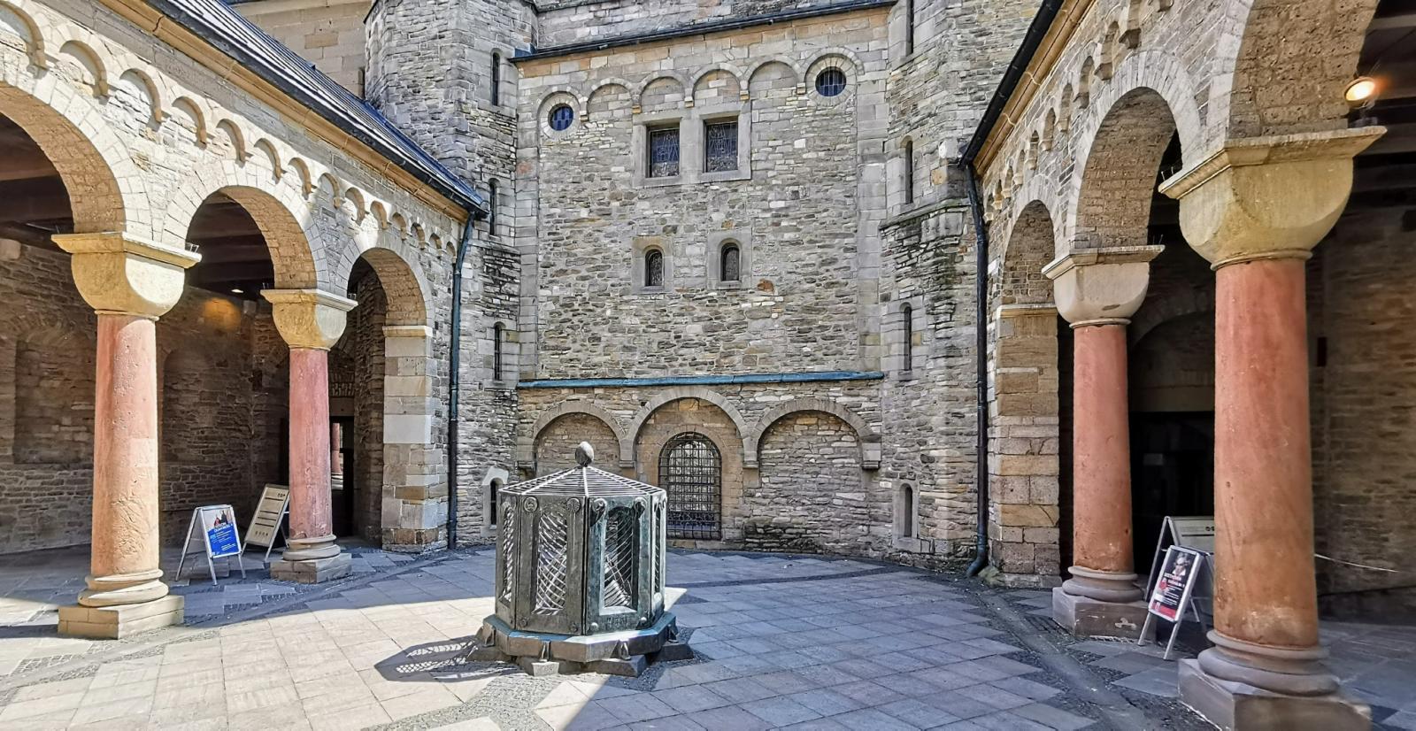 Blick in das Atrium mit Westbau des Essener Doms