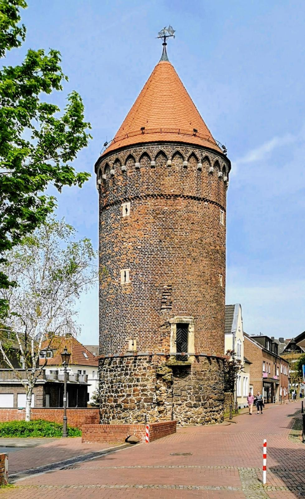 Blick in die Turmstraße mit Siebenteufelsturm auf der linken Seite