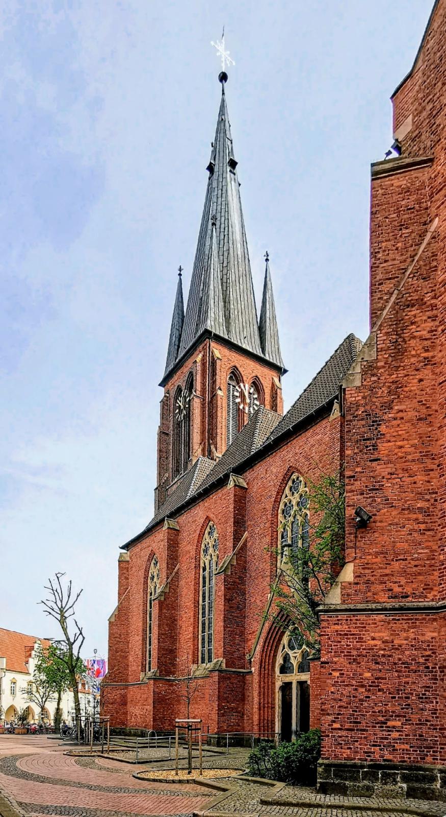 Seitenansicht mit Turm