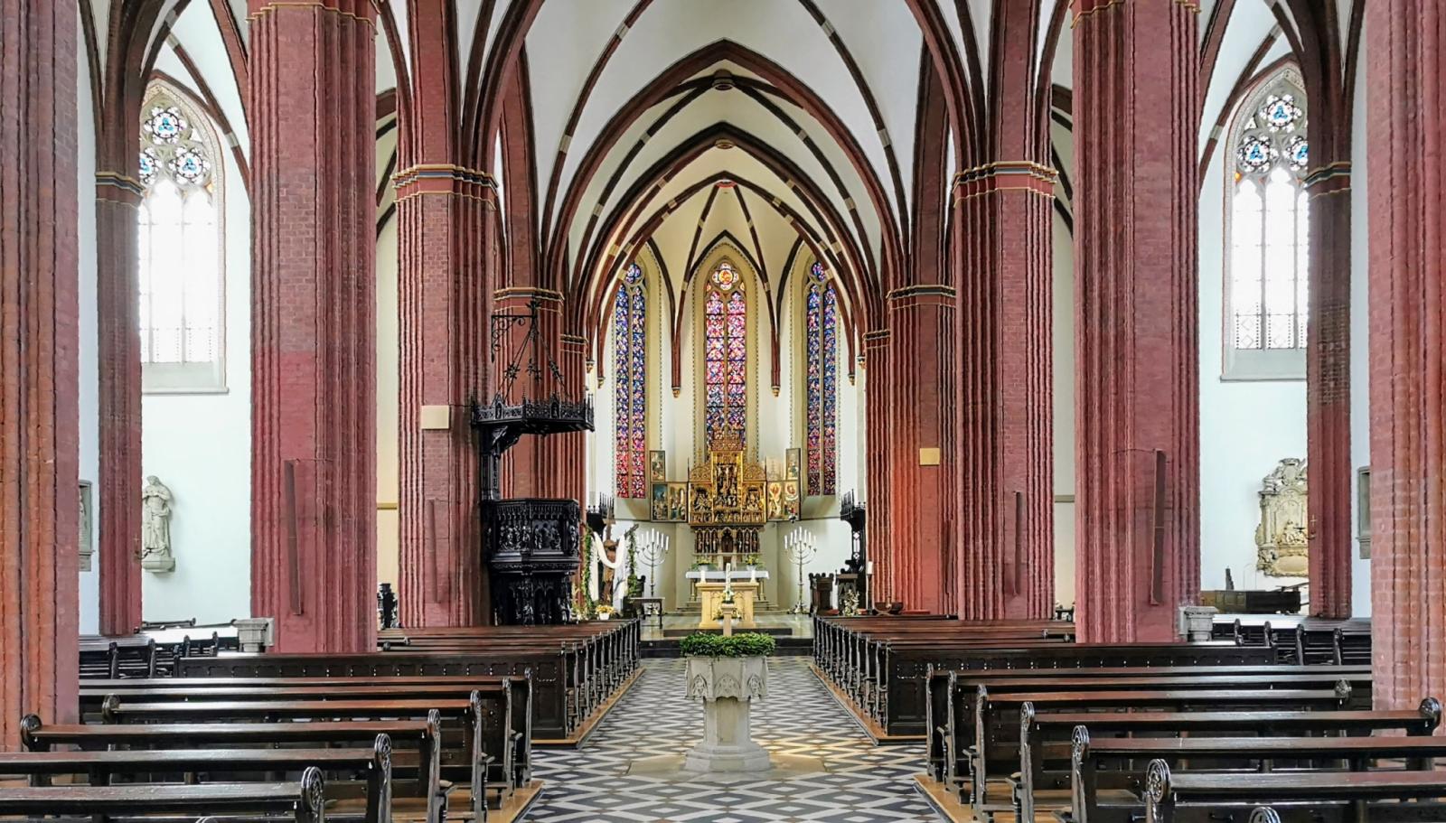 Innenansicht mit Blick zum Chor