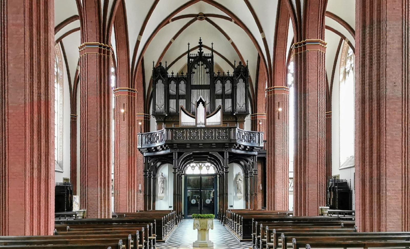Innenansicht mit Blick zur Orgel