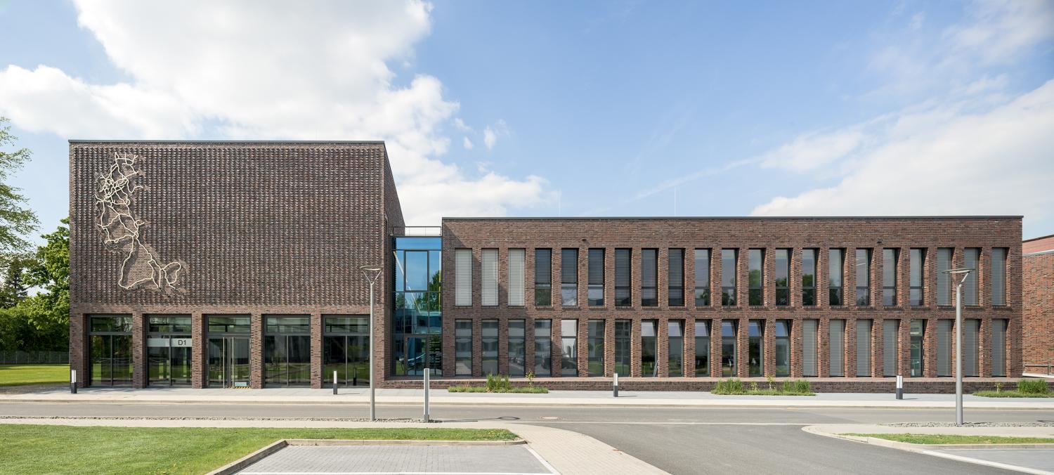 Südfassade mit Werksgebäude und Büroriegel