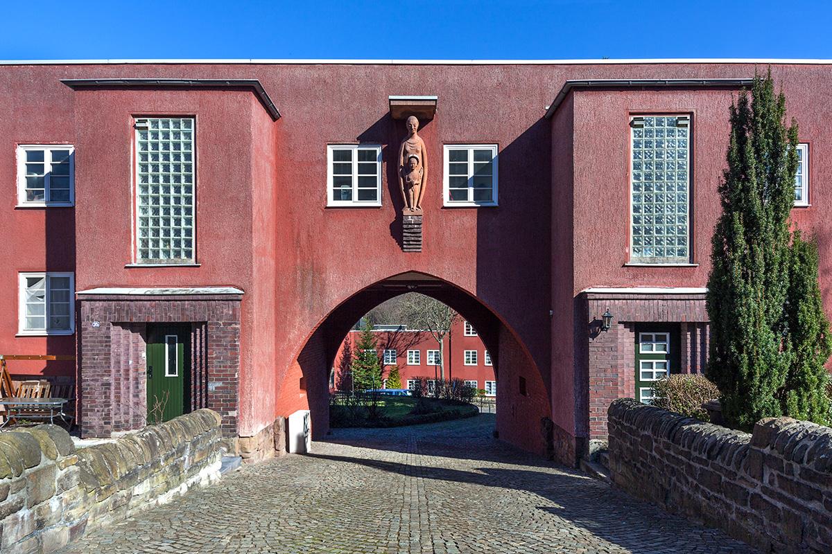 Hagen, Cuno-Siedlung, Tordurchfahrt mit Marienfigur mit Kind