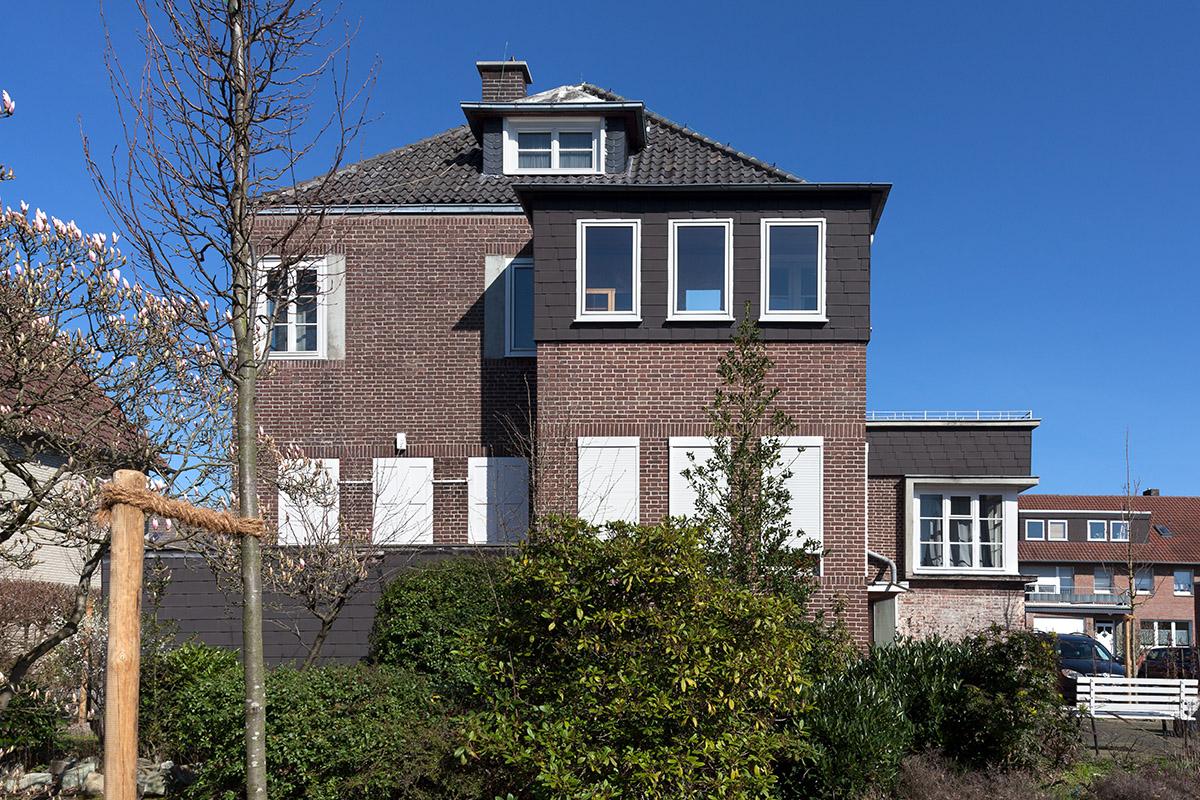Gütersloh, Paderborner Str. 14, Wohnhaus und Arztpraxis Schmits, Ansicht von Südwesten