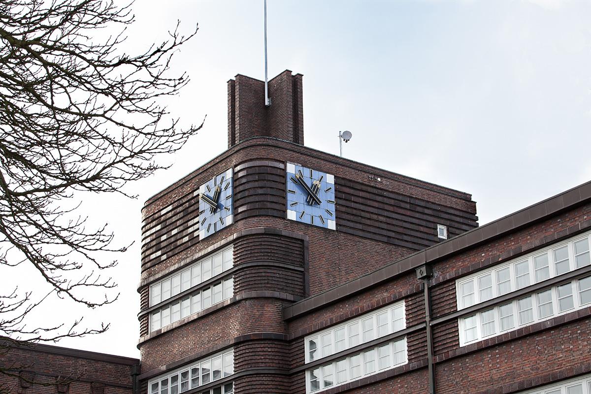 Lünen, Friedenstr. 12, Freiherr-vom-Stein-Gymnasium, Detail Turm mit Uhr