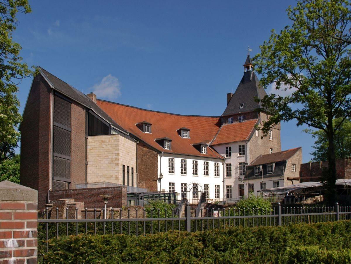 Moerser Schloss mit Erweiterung