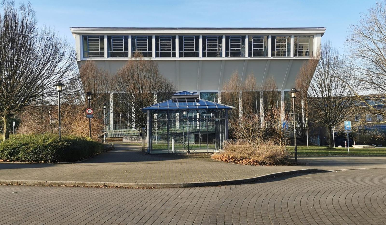 Ostansicht Schwimmoper