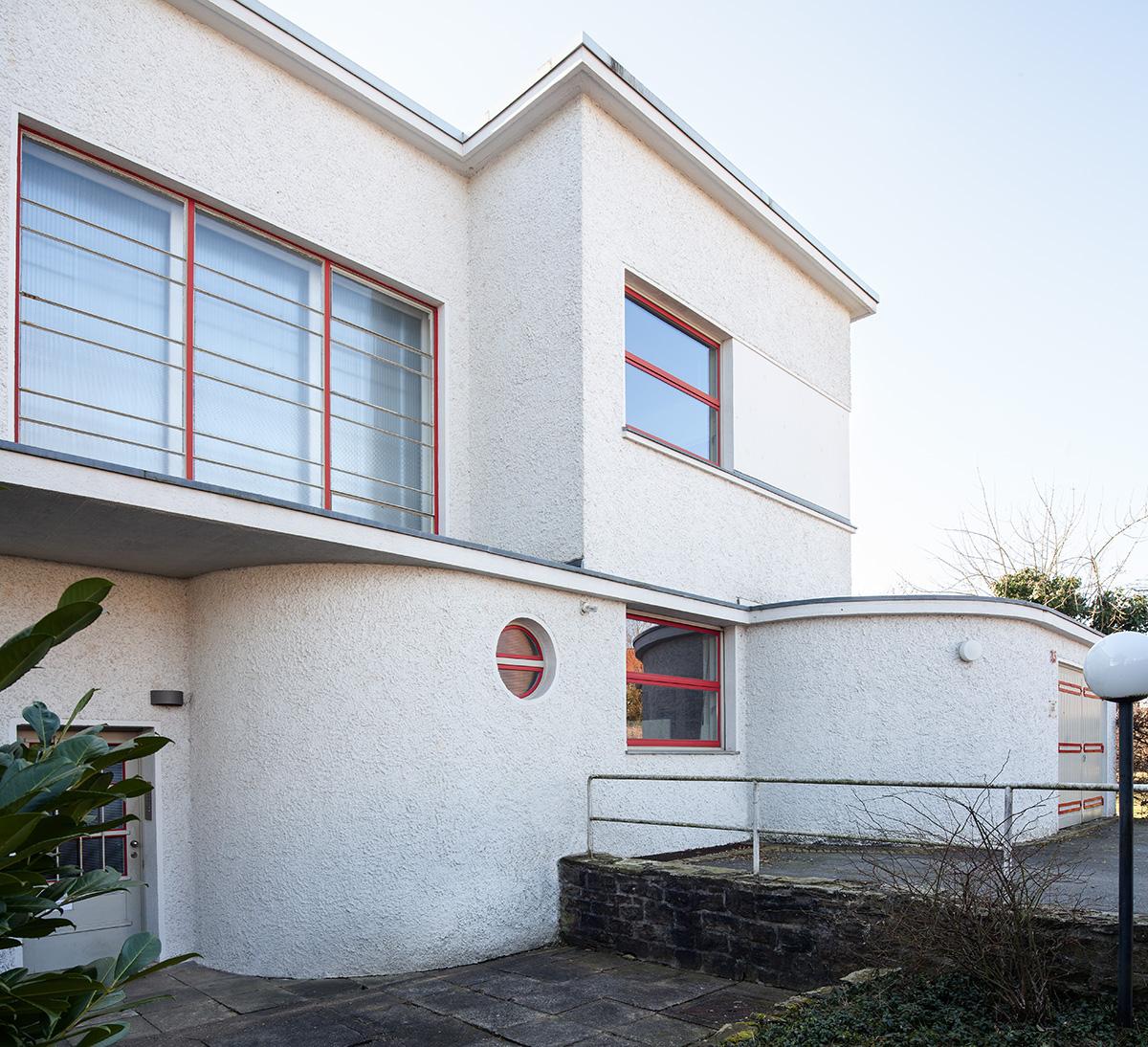 Lemgo, Slavertorwall 15, Rundungen am Eingang und an der Garage