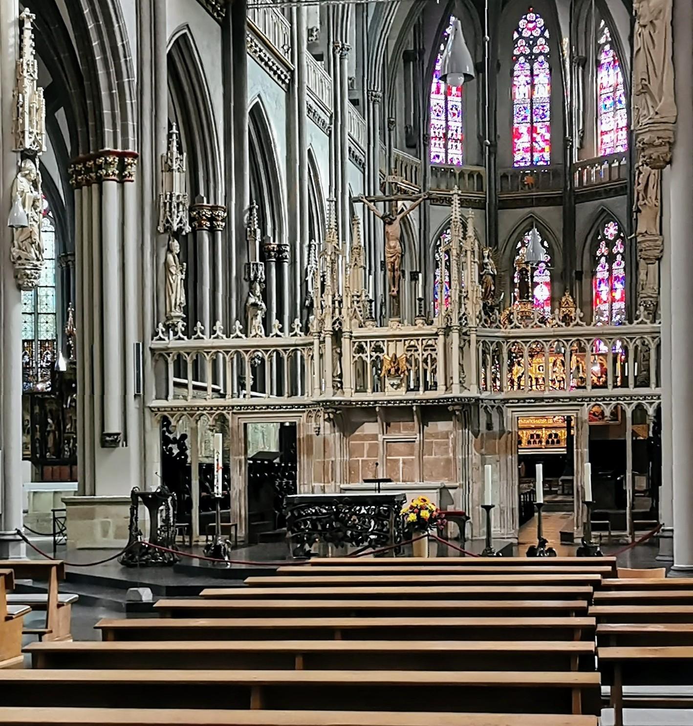 Lettner im Kirchenraum vor dem Chor